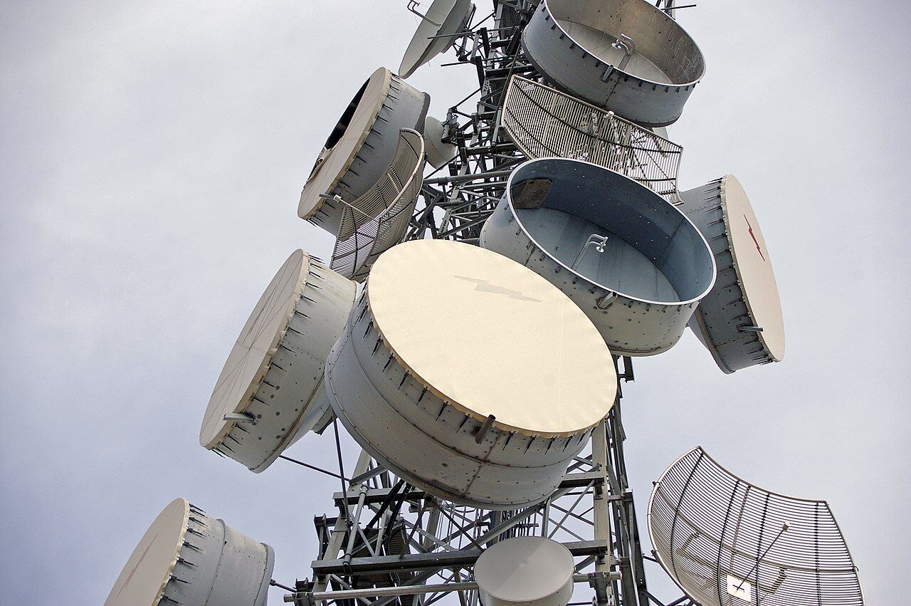 Parabolic antennas mounted on a telecommunications tower